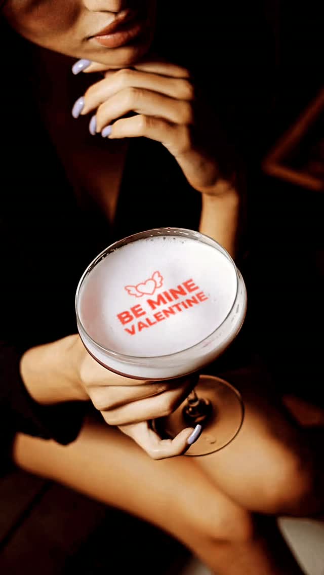Cocktail-Drucker: Be Mine Valentine Text auf Cocktail-Schaum in der Hand