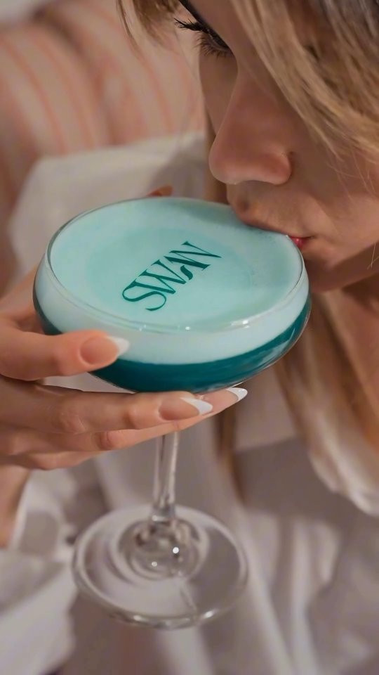 Cocktail-Drucker Ergebnis: SWAN Text auf blauem Cocktail-Schaum
