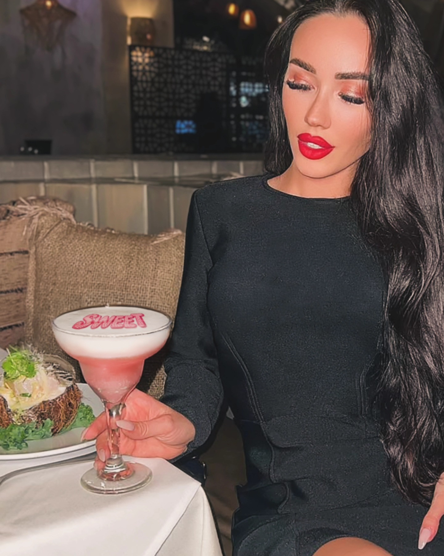 Cocktail-Drucker: Frau hält Cocktail mit 'SWEET' auf dem Schaum