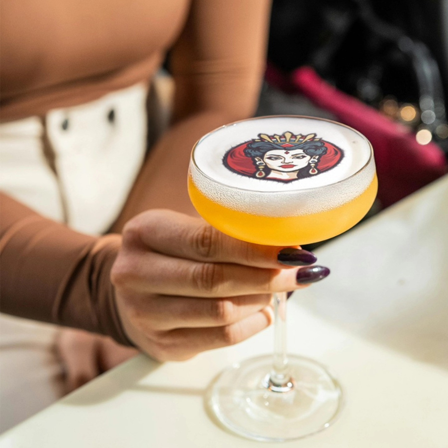 Cocktail printer: καλλιτεχνική εικόνα σε αφρό κοκτέιλ στο χέρι