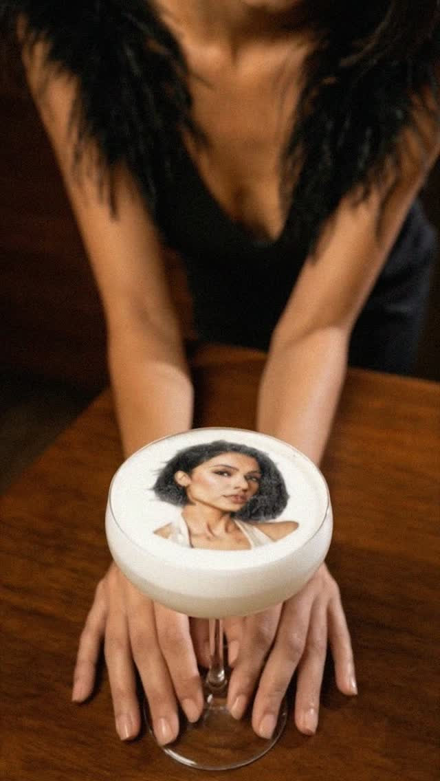 Cocktail printer: πορτραίτο σε αφρό κοκτέιλ σε ξύλινο τραπέζι