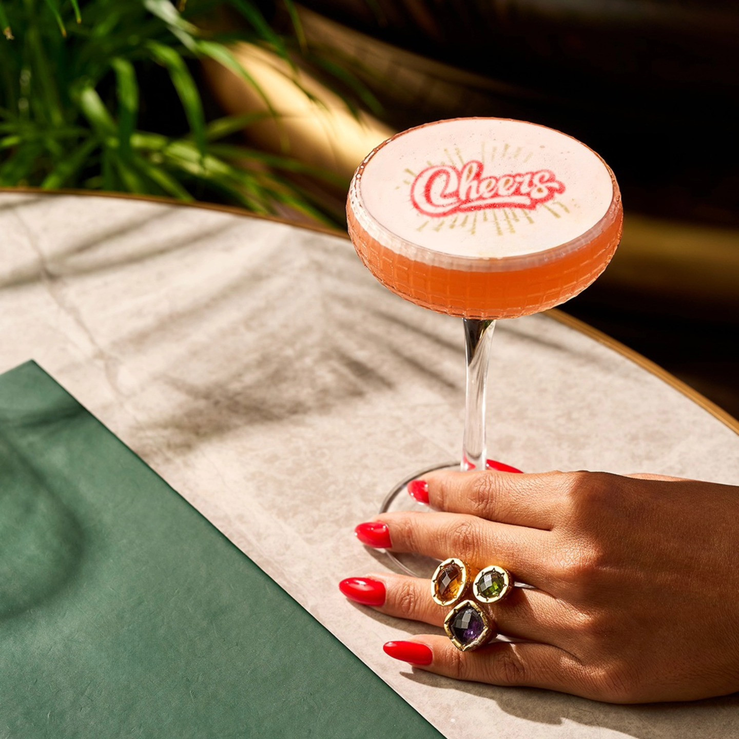 Cocktail printer: Κείμενο 'Cheers' στη φόρμα κοκτέιλ, χέρι με δαχτυλίδια