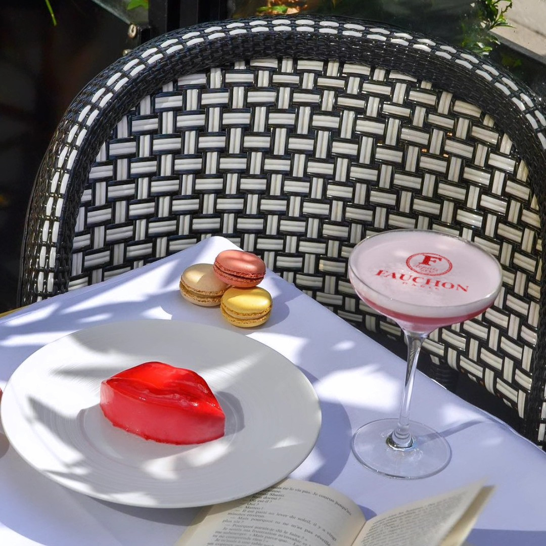 Cocktail printer εμφανίζει λογότυπο Fauchon στον αφρό κοκτέιλ με μακαρόν στην ταράτσα