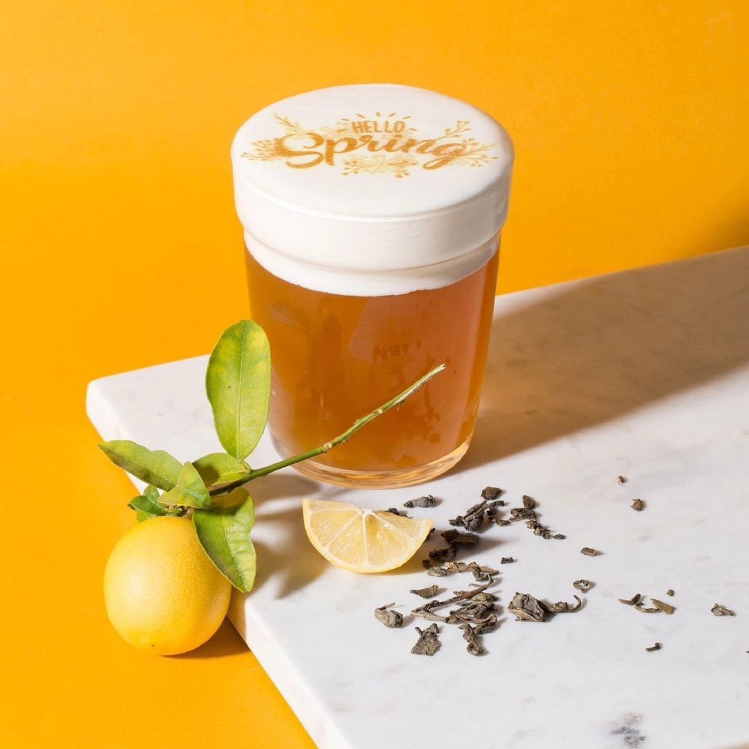 Cocktail printer: 'Hello Spring' kokteyl köpüyü üzərində, ağ daş