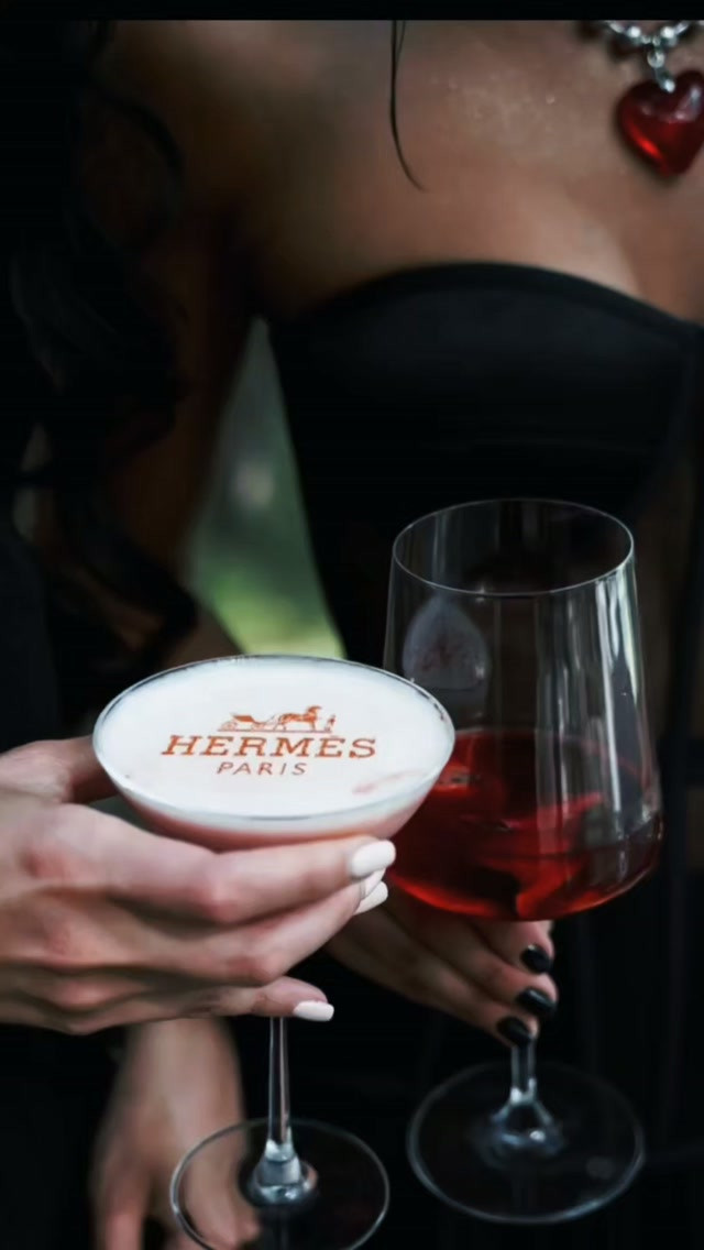 Cocktail printer: Hermès loqosu olan kokteyl köpüyü, qırmızı şərab qədəhi ilə