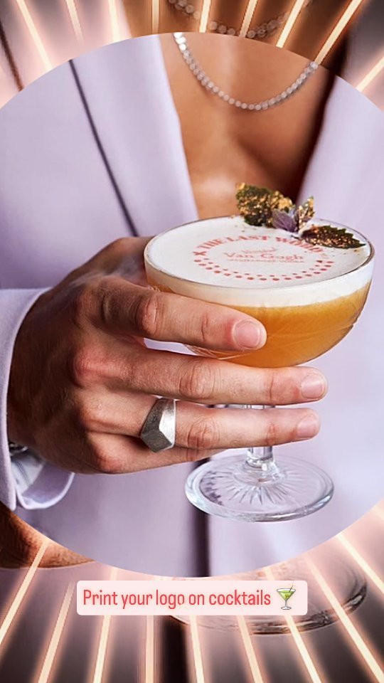 Cocktail printer ilə Van Gogh loqosu olan kokteyl əldən tutulan