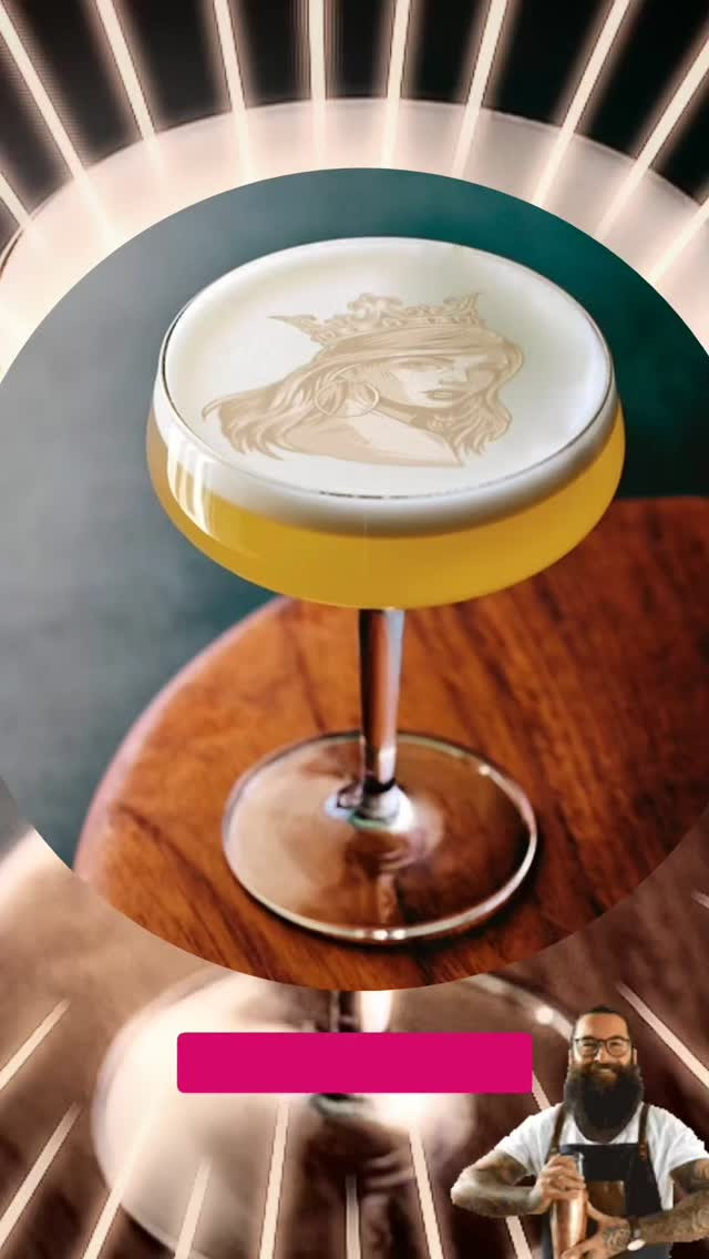 Cocktail printer: portretli kokteyl köpüyü taxta masanın üstündə