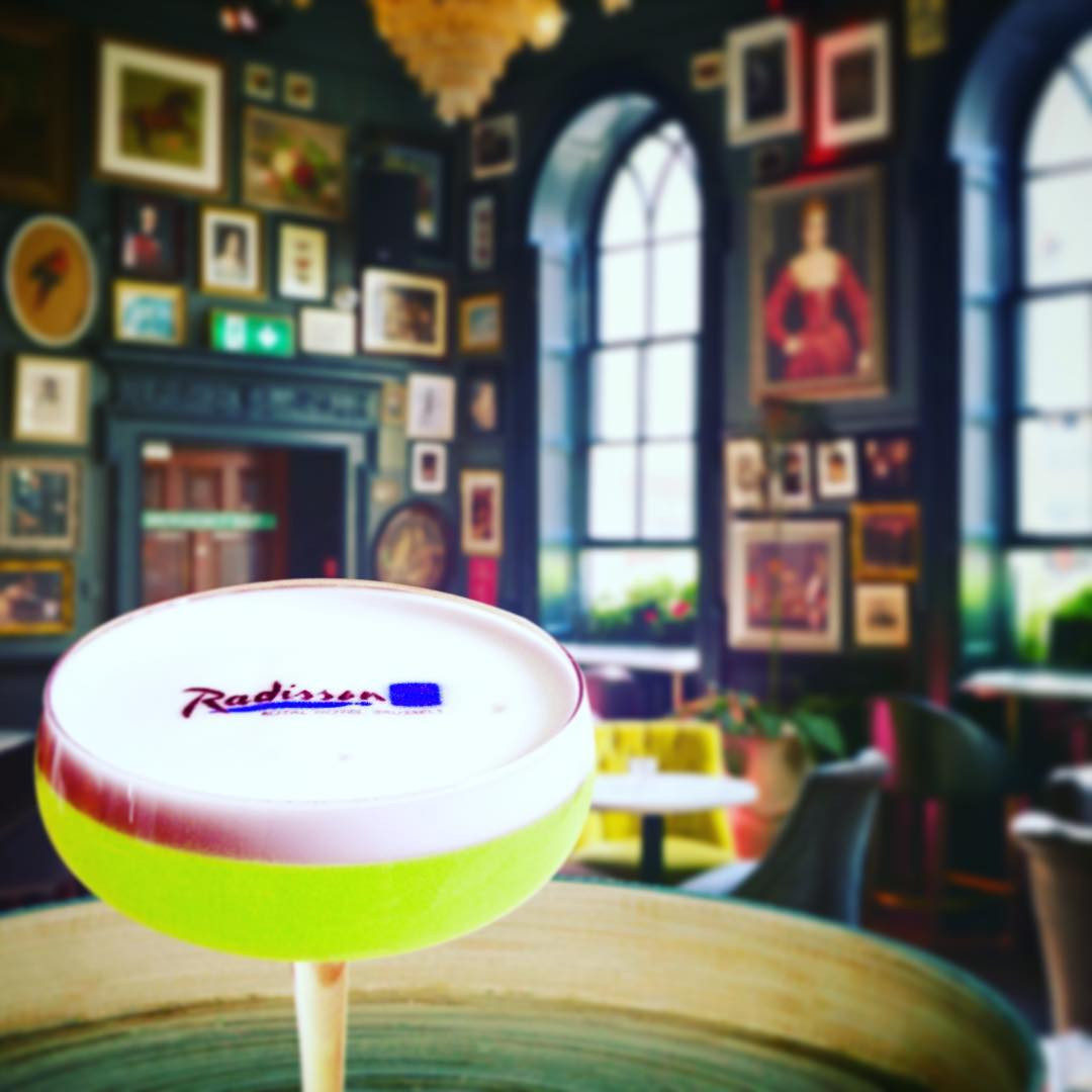 Cocktail printer: λογότυπο Radisson στον αφρό κοκτέιλ σε κομψό μπαρ