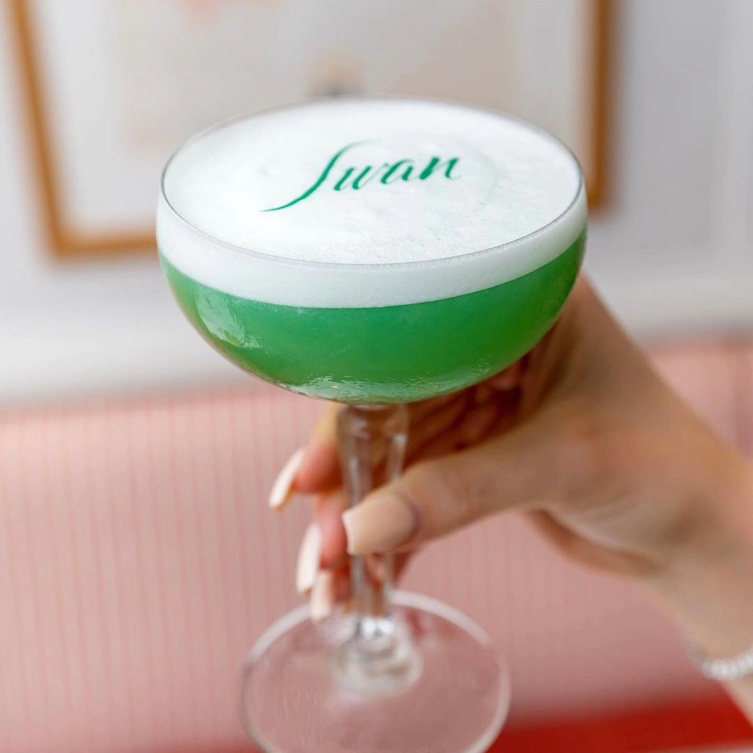 Cocktail printer: 'Swan' sözü yaşıl kokteyldə əl üstündə