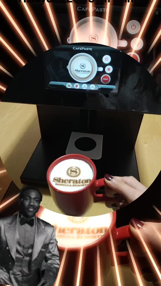 Drukarka do kawy i logo Sheraton na cappuccino w ręce