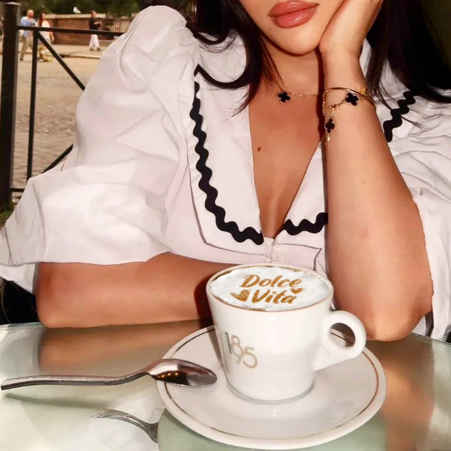 Drukarka latte art: tekst Dolce Vita na piance cappuccino w kawiarni