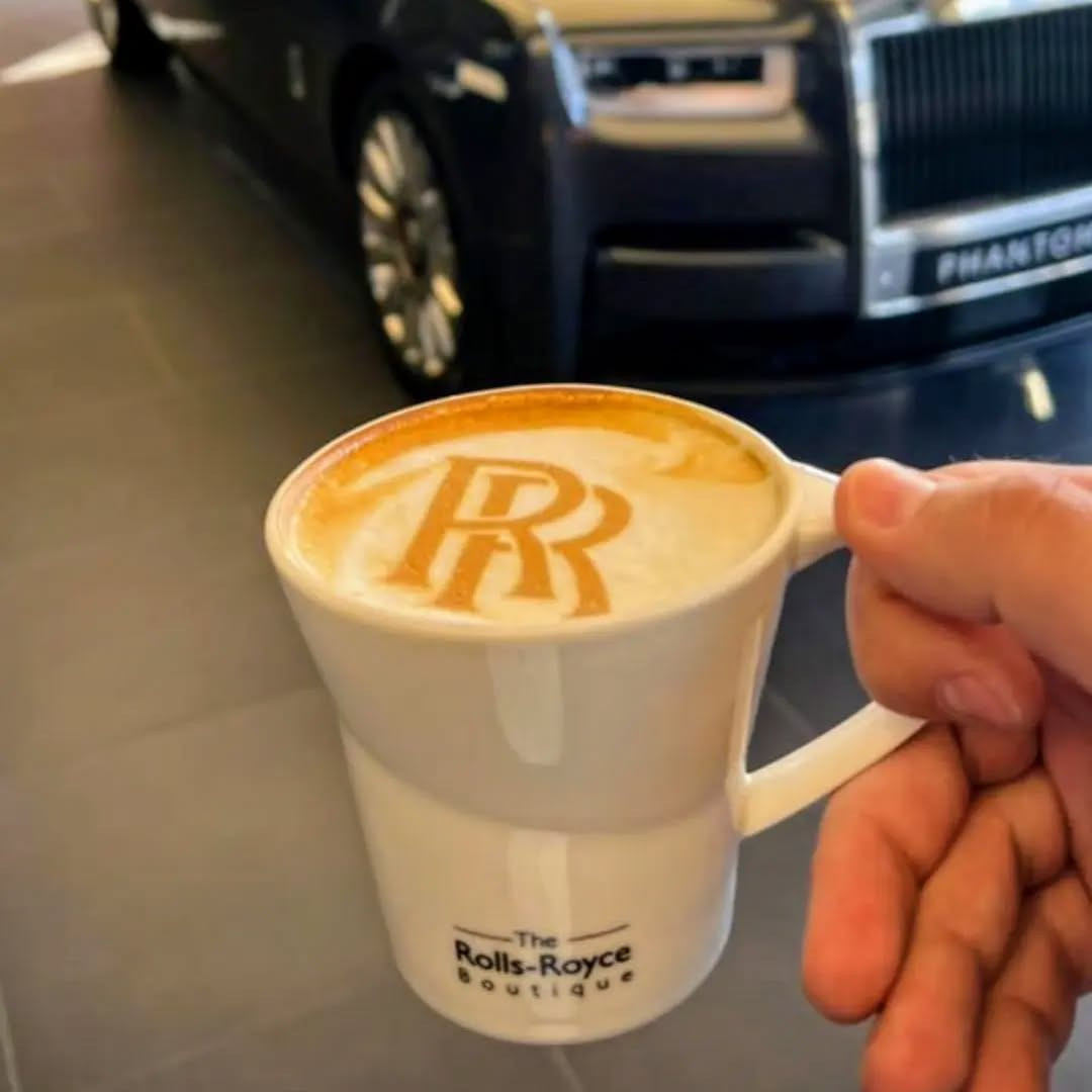 Drukarka latte art: logo RR na cappuccino przed Rolls-Royce