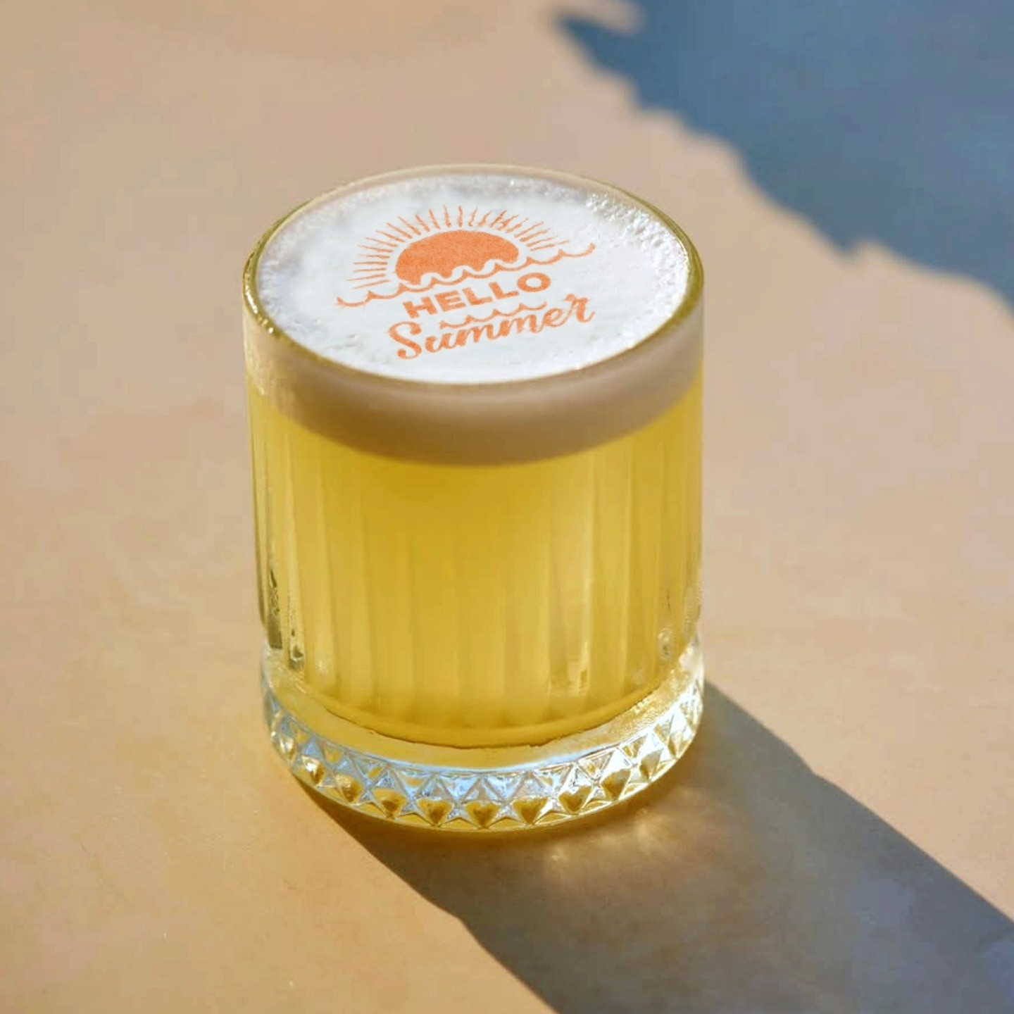 Impressora de drinks: 'Hello Summer' na espuma de um coquetel de verão