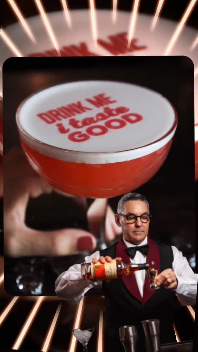 Impressora de drinks: 'Drink Me I Taste Good' no cocktail espumoso, bartender em ação
