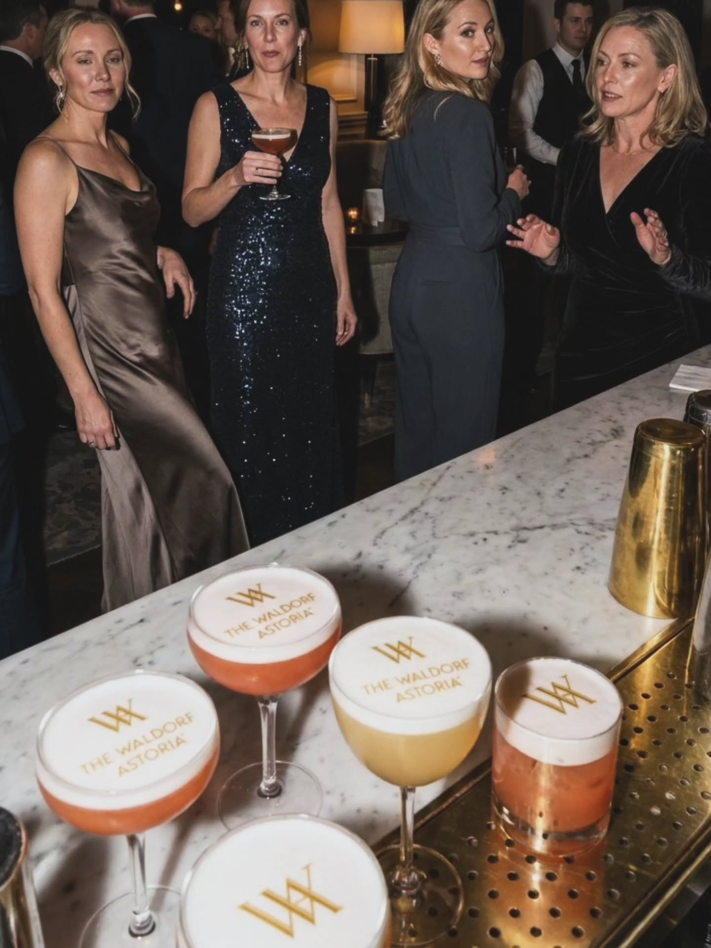 Impressora de drinks: logo The Waldorf Astoria em drink no bar do hotel