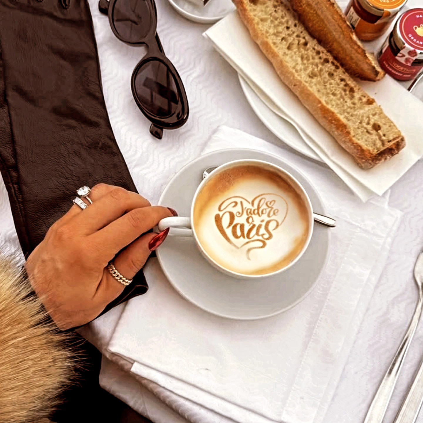 Impressora latte art com 'J'adore Paris' em cappuccino em café