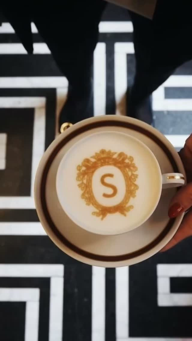 Impressora latte art com monograma 'S' na espuma do café