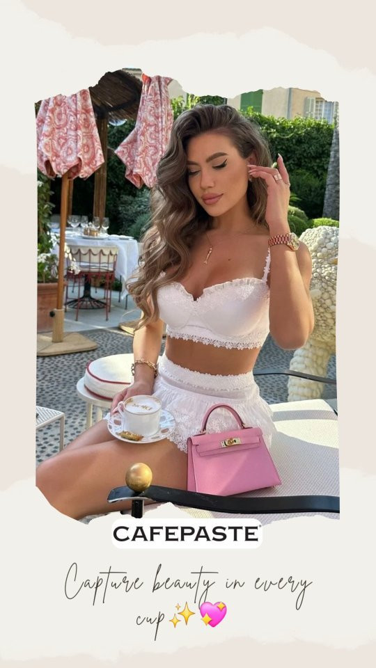 Impressora latte art com selfie na espuma do café em um café sofisticado