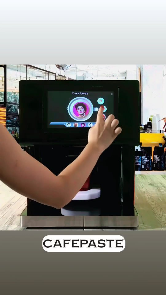 Imprimantă cafea CAFEPASTE cu ecran interactiv în cafenea
