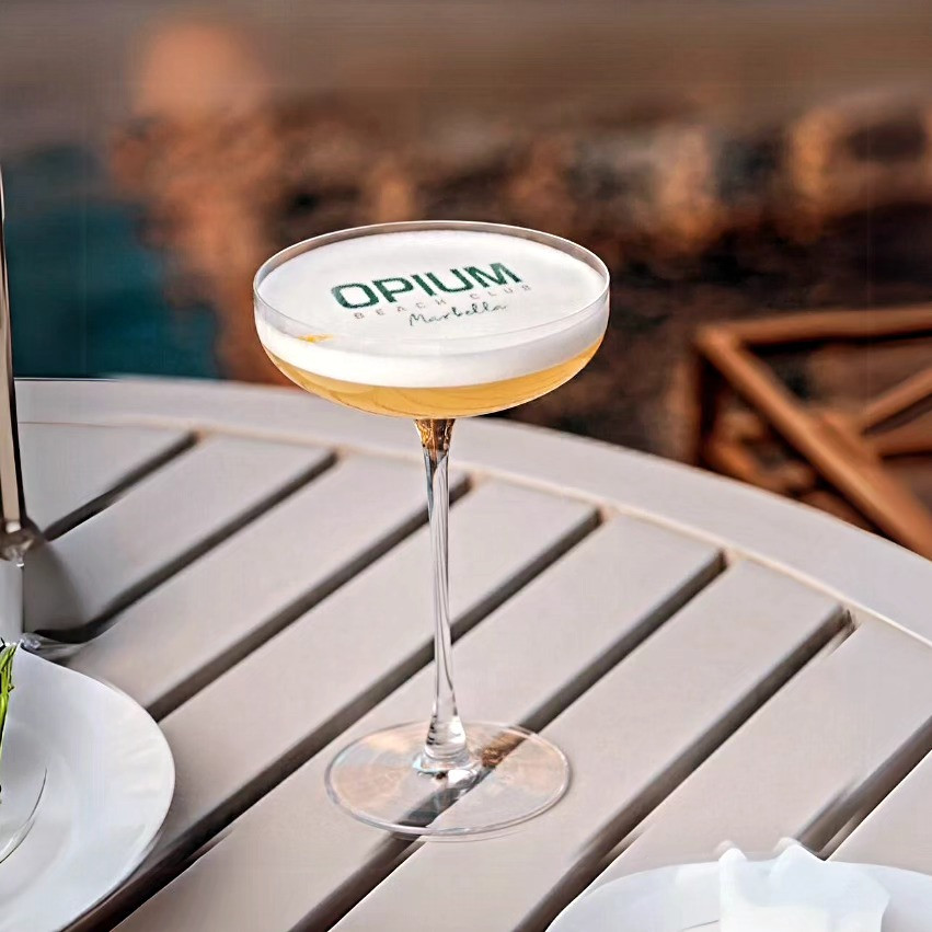 Imprimantă cocktail: logo Opium pe spuma cocktailului în pahar cupă