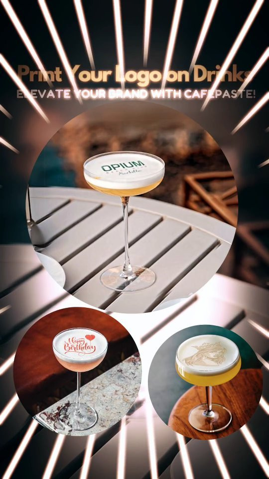 Imprimantă cocktail: trei cocktailuri cu logo, text și portret pe spumă pe mese diferite