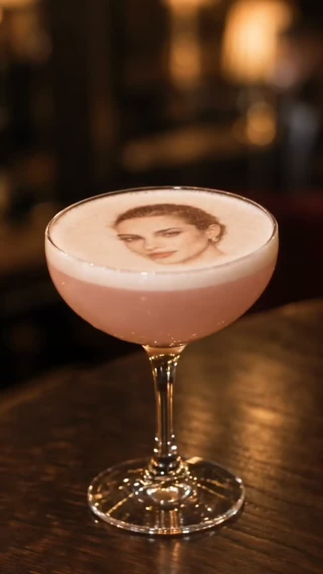 Imprimante cocktail: portrait détaillé sur mousse de cocktail au bar