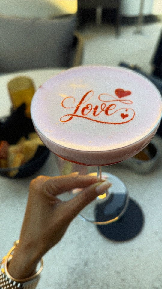 Texte 'Love' sur mousse de cocktail avec imprimante cocktail, tenu en main