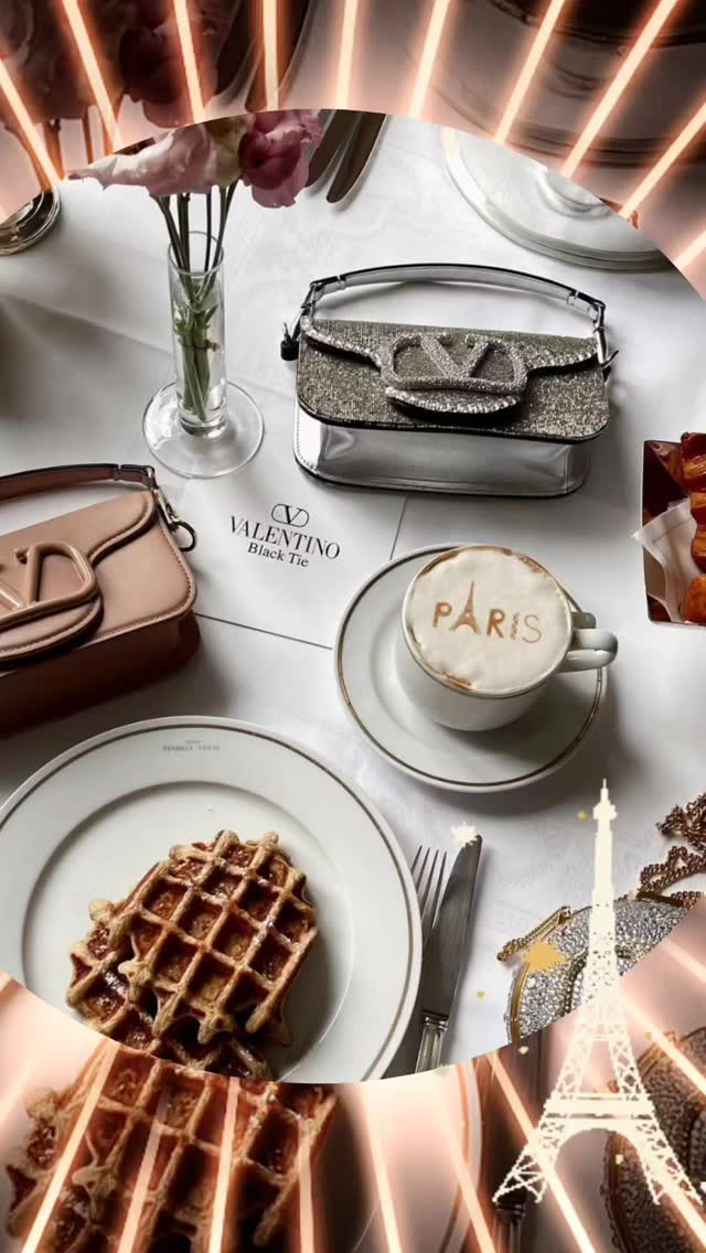 Latte art nyomtató: Paris felirat a cappuccinon elegáns táskák mellett