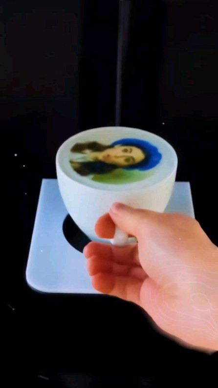 Latte art printer, πορτραίτο σε αφρό καφέ σε λευκό φλιτζάνι