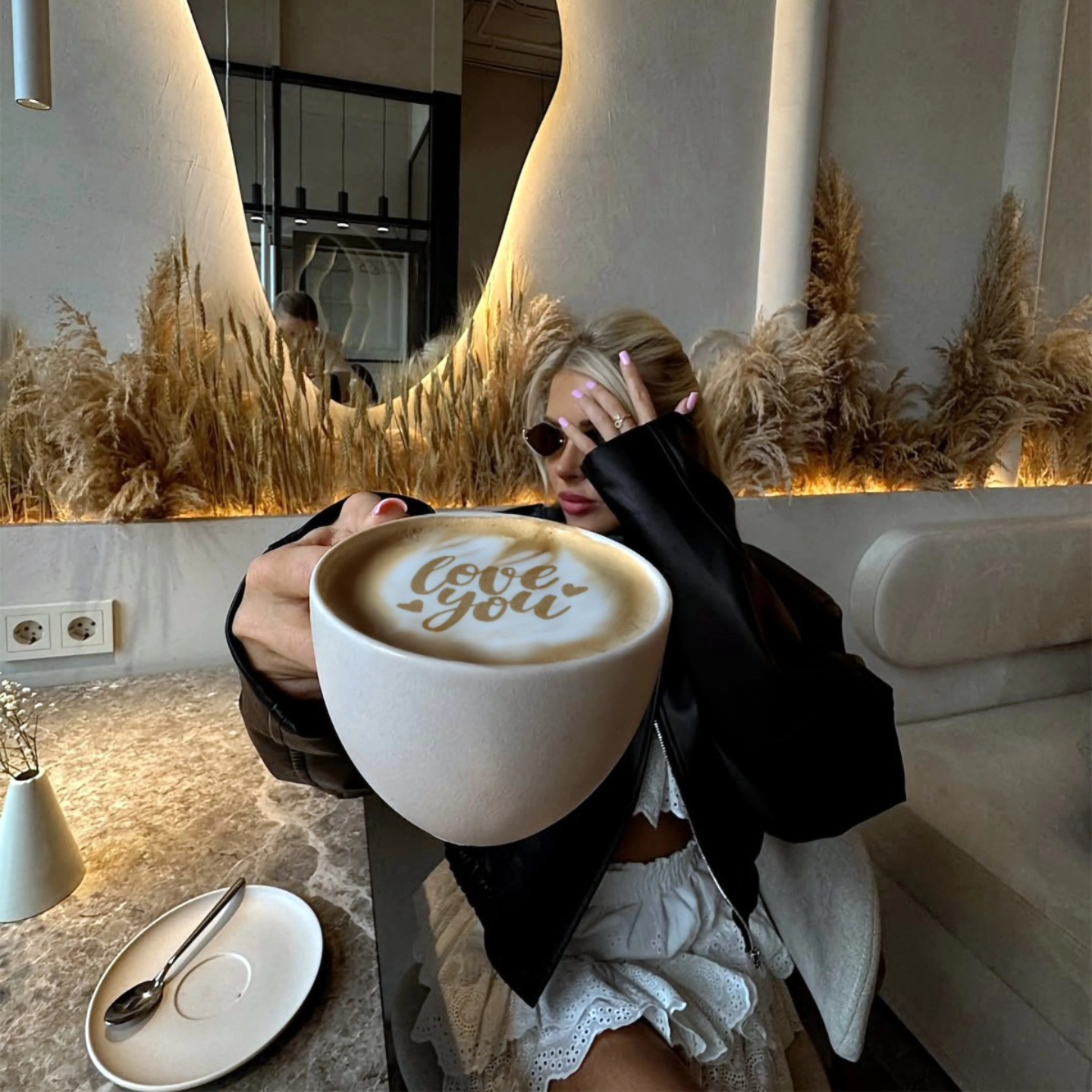 Latte art printer με μήνυμα 'love you' στον αφρό καφέ σε μοντέρνα καφετέρια