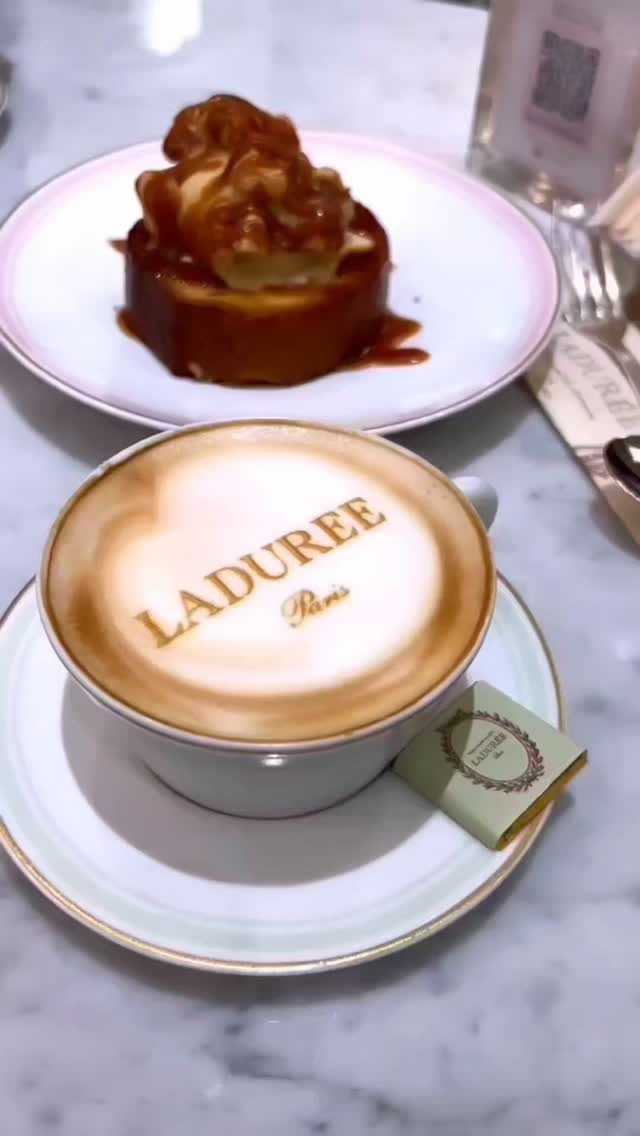 Принтер для латте-арт с логотипом Laduree на пенке кофе на столе