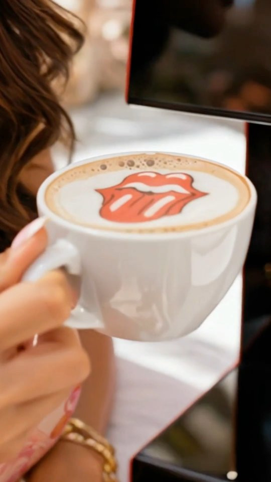 Latte art printer με λογότυπο στο αφρόγαλα στο χέρι