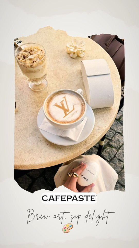 Latte art printer i Louis Vuitton logo na pjeni kave na terasi