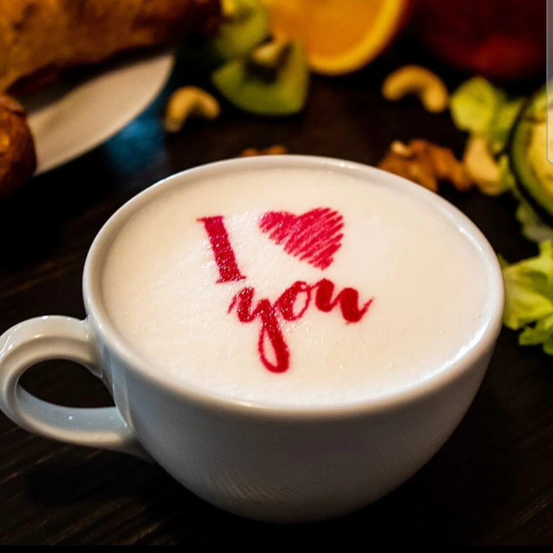 طابعة لاتيه آرت تخلق عبارة 'I love you' على رغوة القهوة في مقهى