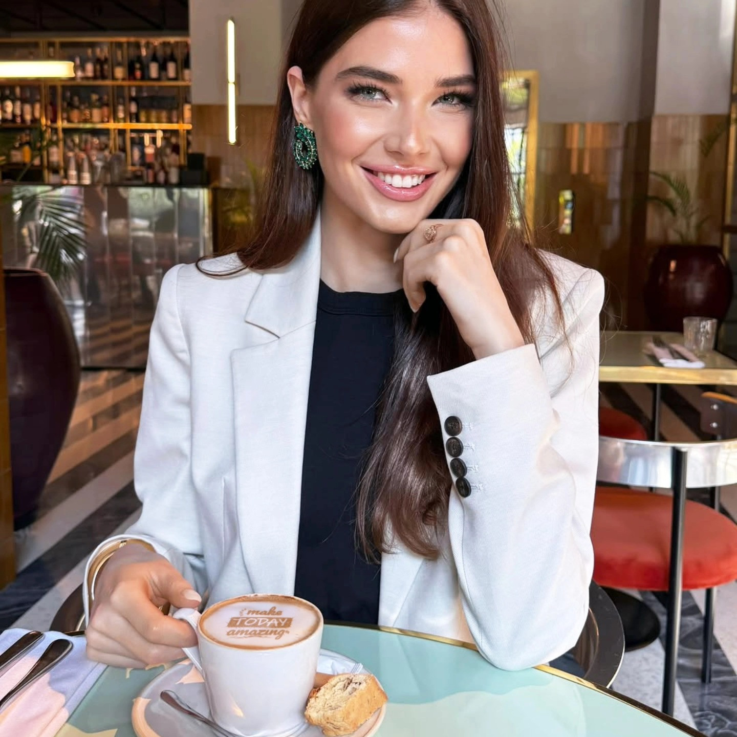 Latte art printer με μήνυμα σε αφρό καφέ σε καφετέρια