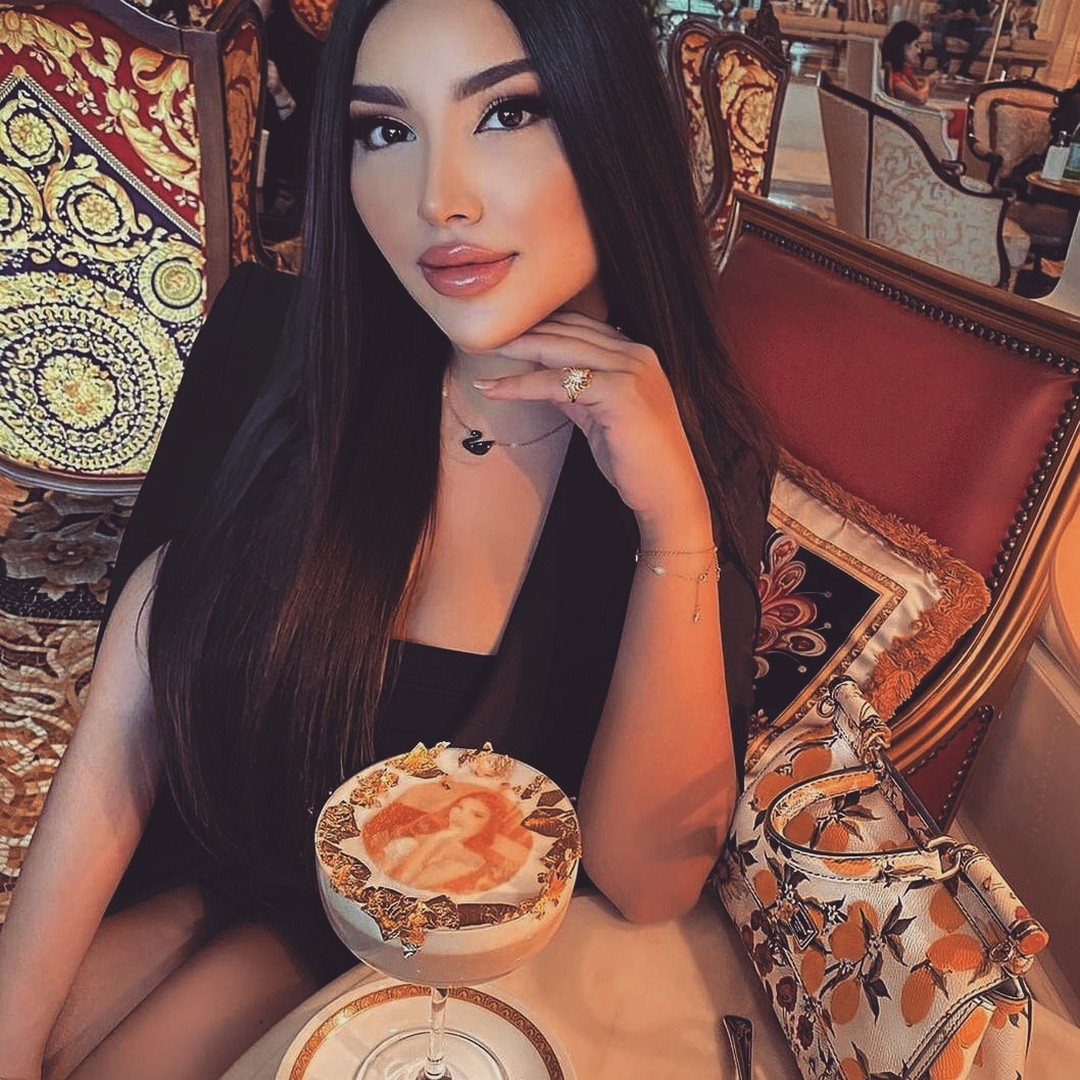 Latte art printer ilə kokteyl üzərində portret rahat mühitdə