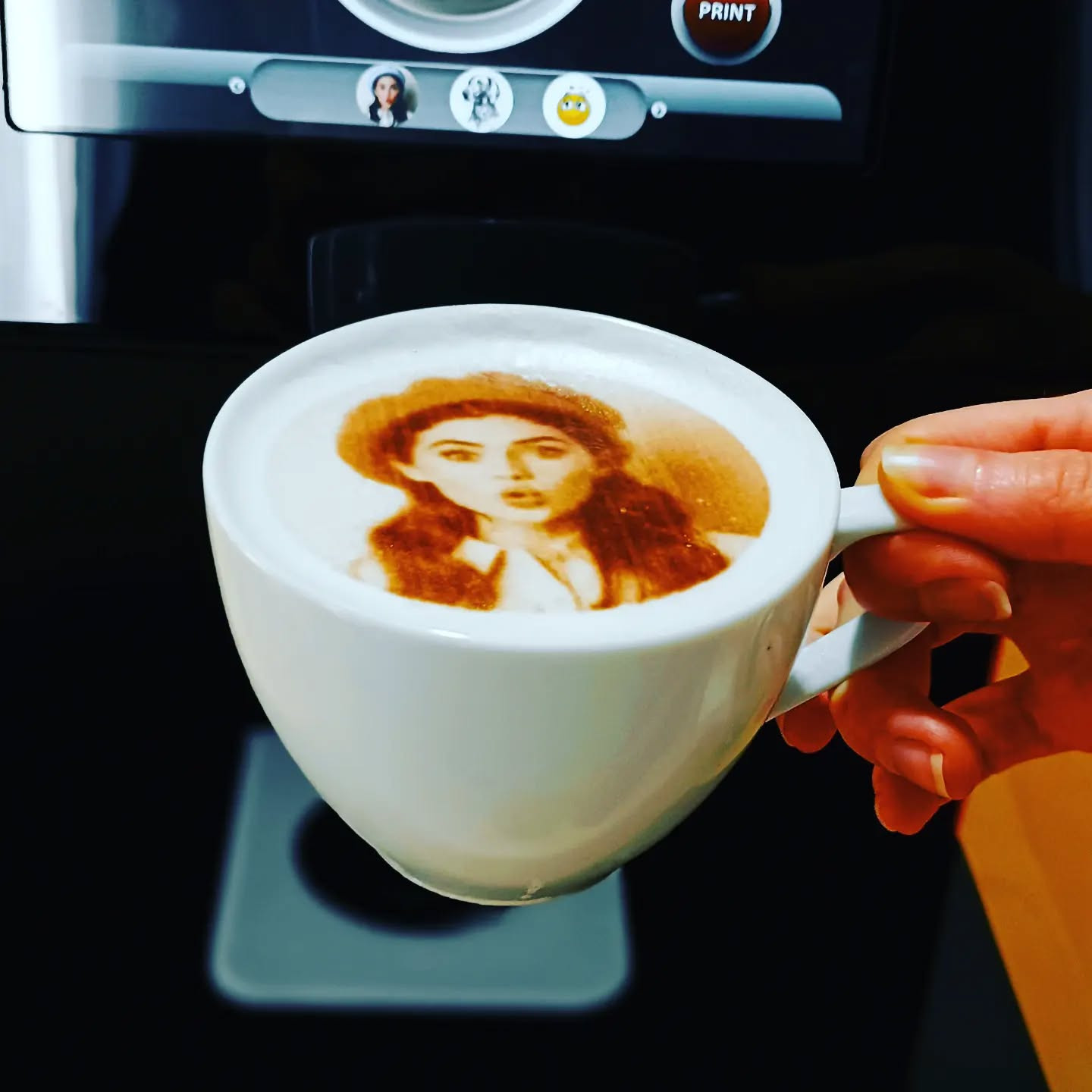 Latte art printer ilə ağ fincanda köpükdə portret