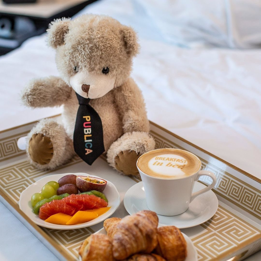 Latte art printer: fincanda 'Breakfast in Bed' dizaynı, oyuncaq ayı və meyvə ilə