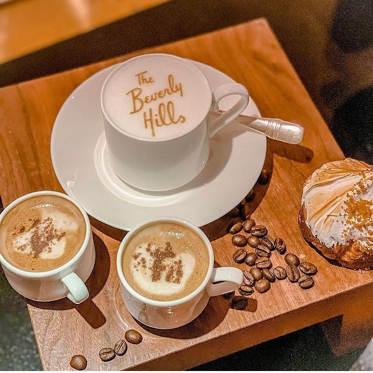 Latte Art Yazıcısı ile köpüğüne 'The Beverly Hills' yazılmış kahve sunumu