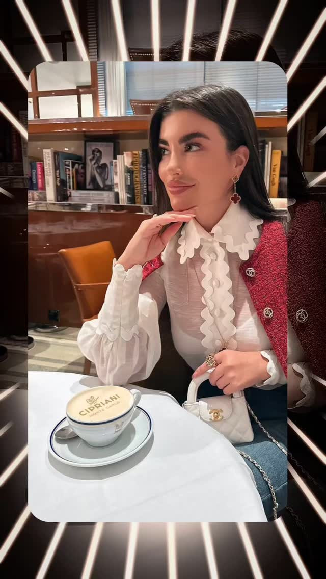 Milchschaumdrucker mit CİPRİANİ Schrift auf Latte, neben einer sitzenden Person