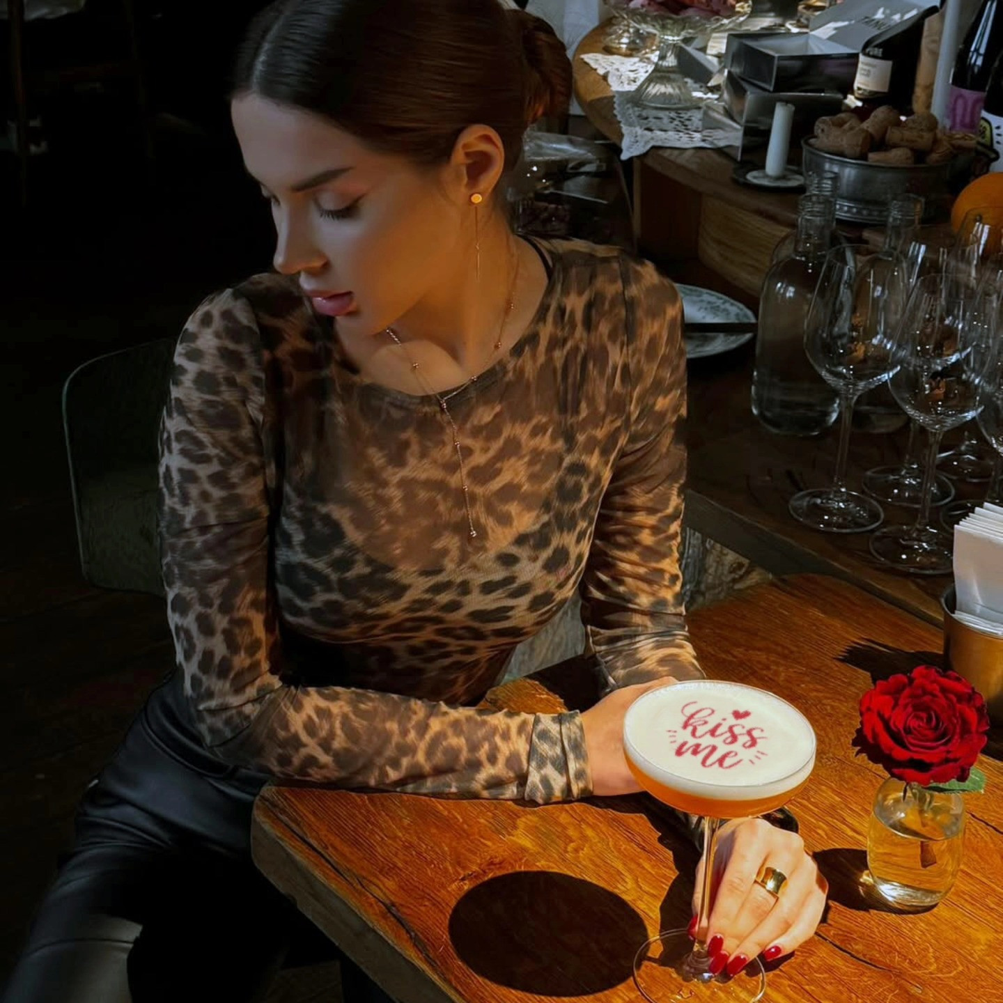 Printer za koktele s tekstom 'Kiss me' na pjeni koktela u ruci