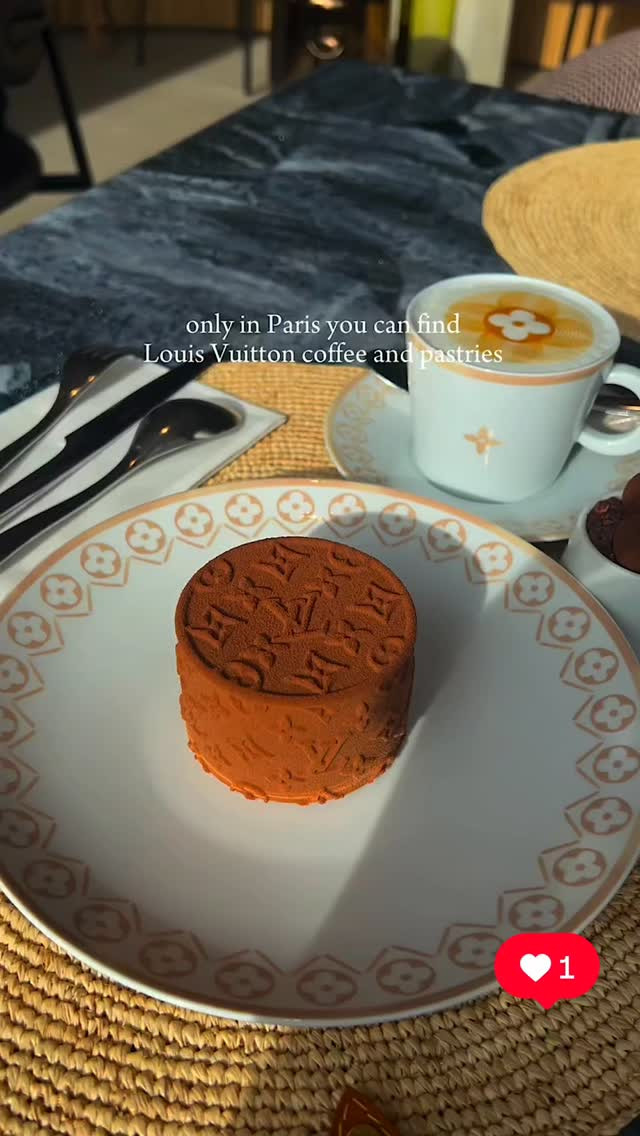Stampante per caffè: logo Louis Vuitton su cappuccino con dolce