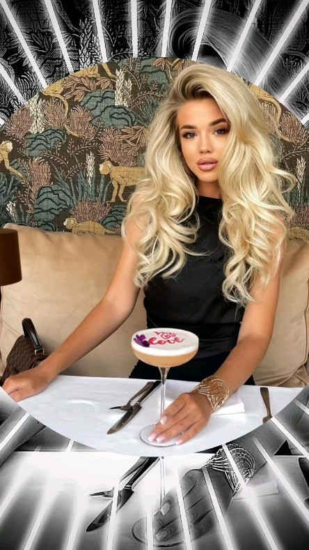 Stampante cocktail risultato: testo 'Be Your Own Beautiful' sulla schiuma in un ristorante elegante