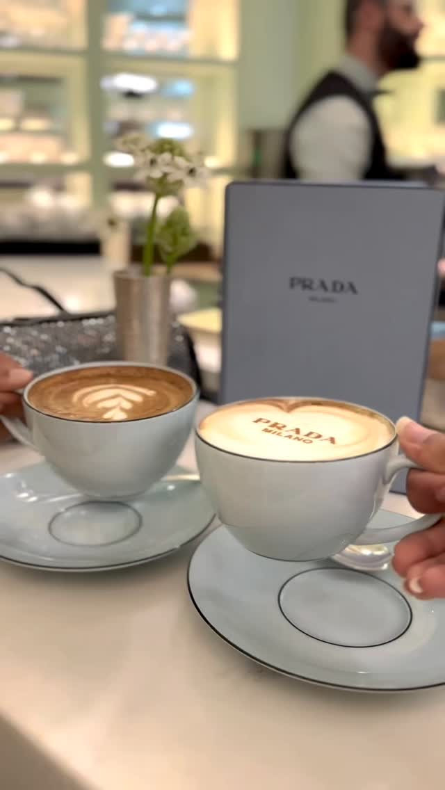 Cappuccino con logo Prada su schiuma e stampante latte art in caffè alla moda
