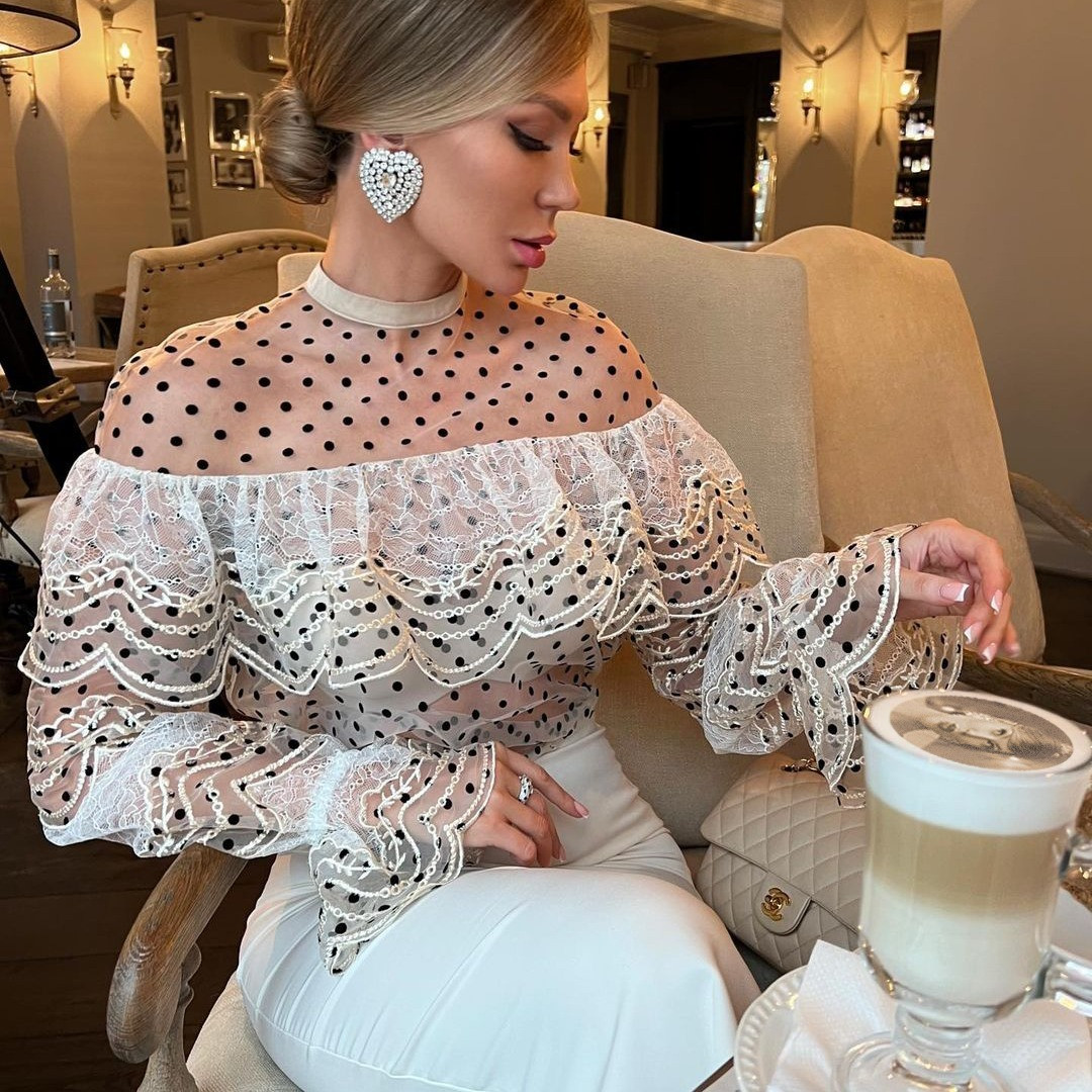 Stampante latte art crea ritratto su latte macchiato al caffè