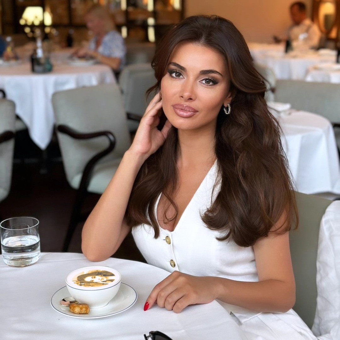 Stampante latte art, ritratto su schiuma di caffè in un caffè elegante