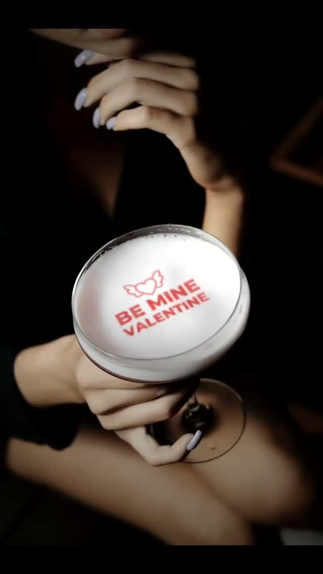 Un messaggio scritto sulla schiuma, per un solo ospite. — CAFEPASTE
