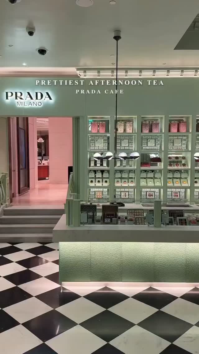 Vierter Tisch in fünf Minuten. — CAFEPASTE